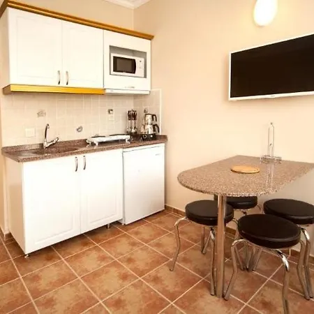 アパートホテル Comet Deluxe マルマリス